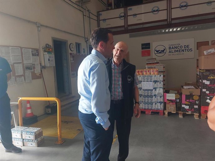 El presidente de la Diputación de Valladolid, Conrado Íscar, y el presidente de la Fundación Banco de Alimentos, Jesús Mediavilla, en la reunión de esta mañana.