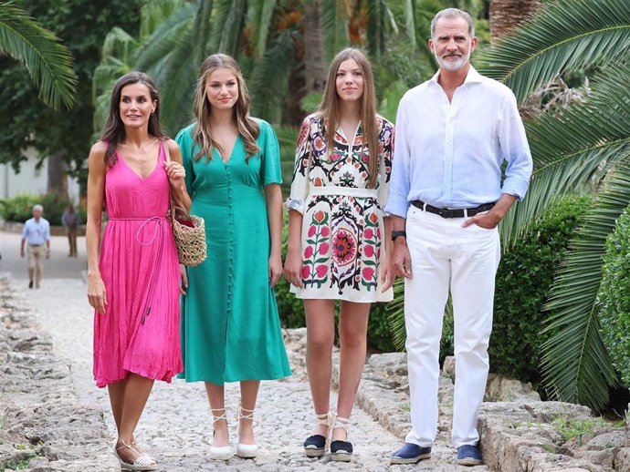 El rey Felipe IV, la reina Letizia, la Princesa Leonor y la Infanta Sofía durante su visita a los Jardines de Alfabia, a 31 de julio de 2023