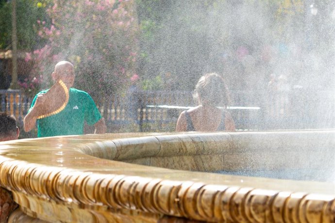 Turistas se refrescan por las altas temperaturas