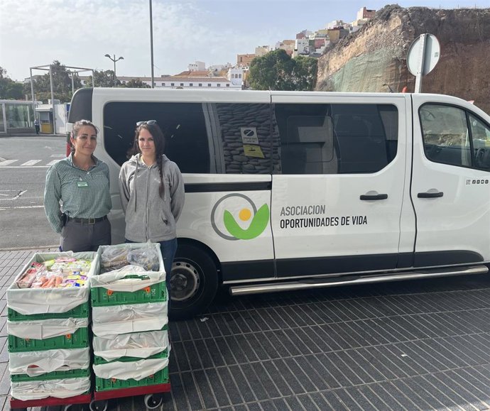 Donación de Mecardona a la Asociación Oportunidades de Vida, en Gran Canaria