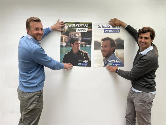 Archivo - El portavoz del PP en el Consistorio donostiarra, Borja Corominas, junto a su compañero de partido Mikel Lezama