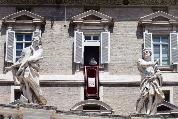 Archivo - 09 July 2023, Vatican, Vatican City: Pope Francis speaks from the window of the apostolic palace during the weekly Angelus prayer. Photo: Evandro Inetti/ZUMA Press Wire/dpa