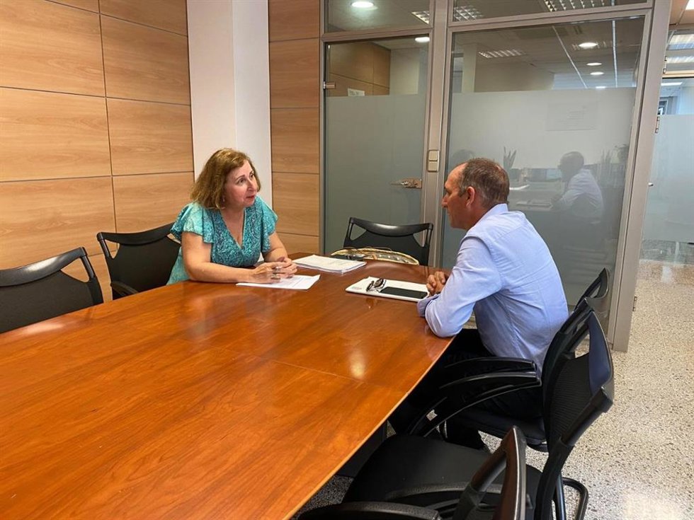 Archivo - El nuevo director territorial de Educación de Ibiza y Formentera, Juan Álvarez, reunido con su antecesora en el cargo, Margalida Ferrer