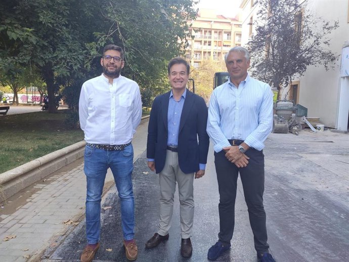 Víctor Serrano acompañado por el delegado municipal de Vivienda y el presidente de la Junta de Distrito del Casco Histórico.