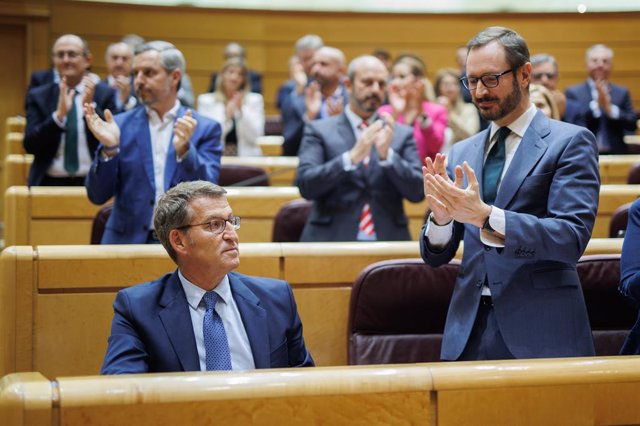 Archivo - Los senadores aplauden al presidente del PP, Alberto Núñez Feijóo, después de conocer los resultados de una votación en el Senado, a 26 de abril de 2023, en Madrid (España).