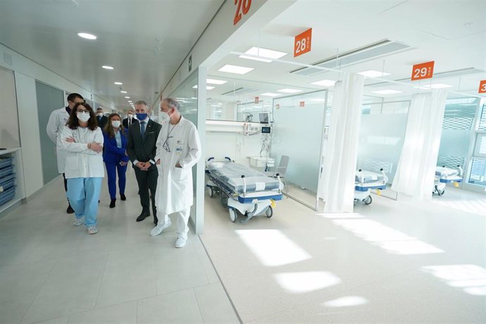 Archivo - La consejera de Sanidad del Gobierno vasco, Gotzone Sagardui, y el Lehendakari Iñigo Urkullu, durante una visita al edificio de Servicios Generales del HUA Txagorritxu, en el Hospital Universitario de Alava - HUA, en 2021