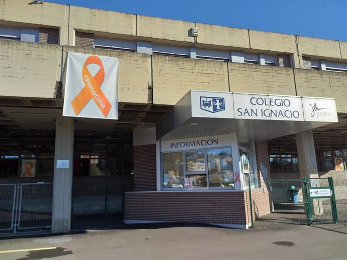 Archivo - El colegio San Ignacio de Oviedo con lazos y globos en protesta por la Ley Celaá.