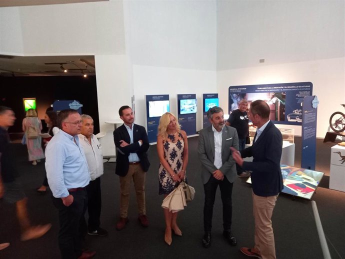 El consejero durante su visita al estand del Principado de Asturias en la Feria Internacional de Muestras de Asturias, Fidma 2023.