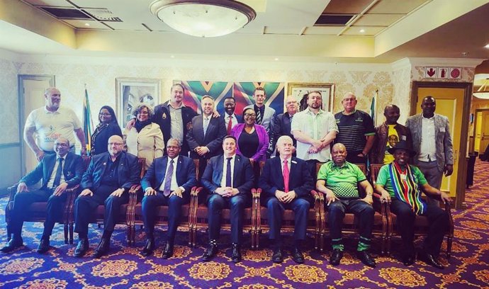 Los líderes de oposición sudafricanos firman un pacto a las elecciones de 2024