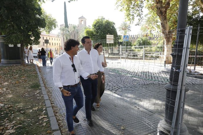El alcalde de Córdoba, José María Bellido, visita las obras en la plaza Campo Santo de los Mártires.
