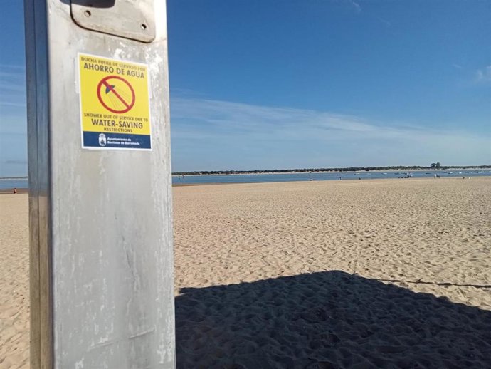 Señalización de corte de agua en las duchas de las playas de Sanlúcar de Barrameda