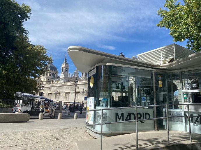 Punto de información turística municipal situado frente al Palacio Real