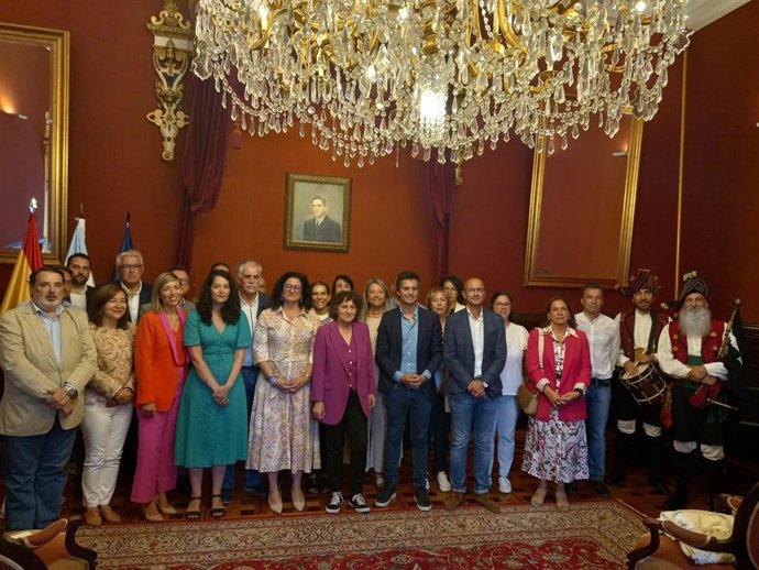 Corporaciones municipales de Santiago, Arzúa y Teo en el acto institucional de homenaje a Ánxel Casal.