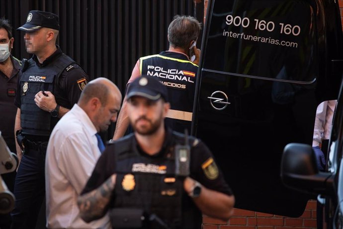 Agentes de la Policía Nacional en el lugar en el que han sido encontrados los cadáveres, a 17 de agosto de 2023, en Madrid (España).