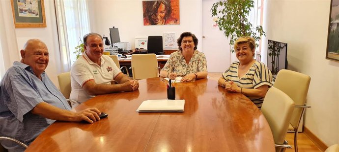 La consellera de Familias y Asuntos Sociales, Catalina Cirer, junto con representantes de SOS Mamás