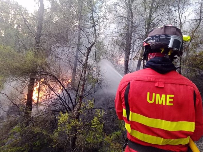 Archivo - Uno de los integrantes de la UME participa en labores de extinción de un incendio forestal, en foto de archivo.