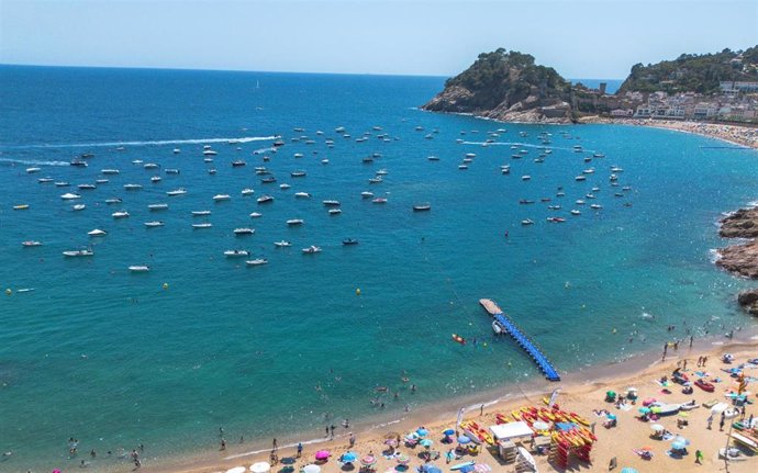 Numerosas personas disfrutan de un día de playa en la Costa Brava, en Tossa de Mar, Girona, Cataluña (España). 