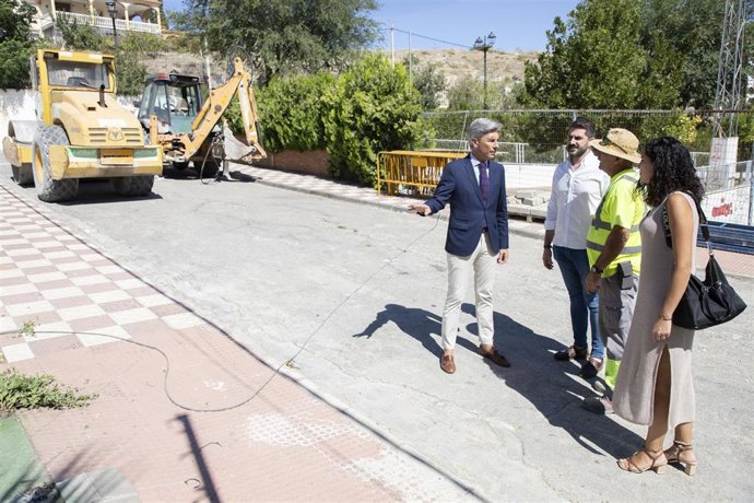 Andrés Lorite en la visita a Luque, acompañado por su alcalde, Francisco Javier Ordóñez, y personal municipal.