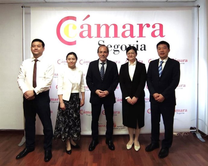 El director general de la Cámara de Comercio de Segovia, Carlos Besteiro, y la directora adjunta de la Dirección de Promoción de la Inversión de Hubei (China), Deng Quian, junto a otros representantes de la provincia china.