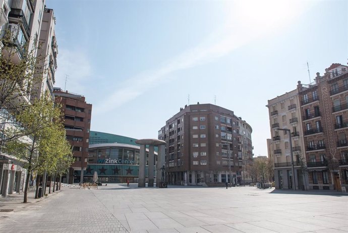 Archivo - La plaza de Felipe II vacía, con el estadio Wizink Center al fondo