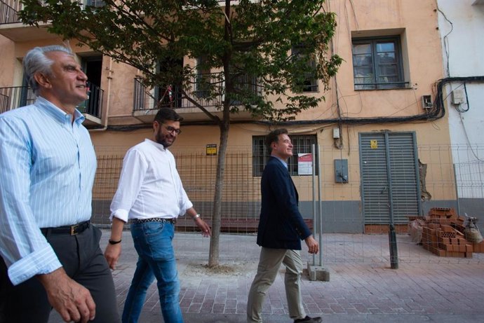 Víctor Serrano acompañado por el delegado municipal de Vivienda y el presidente de la Junta de Distrito del Casco Histórico.