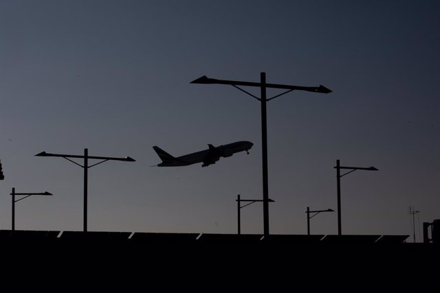 Archivo - Arxiu - Un avió sobrevola l'Aeroport de Barcelona-El Prat