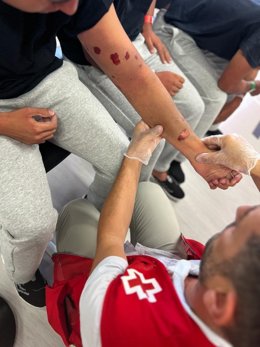 Inmigrantes atendidos tras ser rescatados en una patera cerca de las costas de Alicante en imagen de archivo