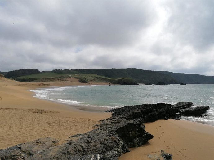 Archivo - Playa de Verdicio, en Gozón.