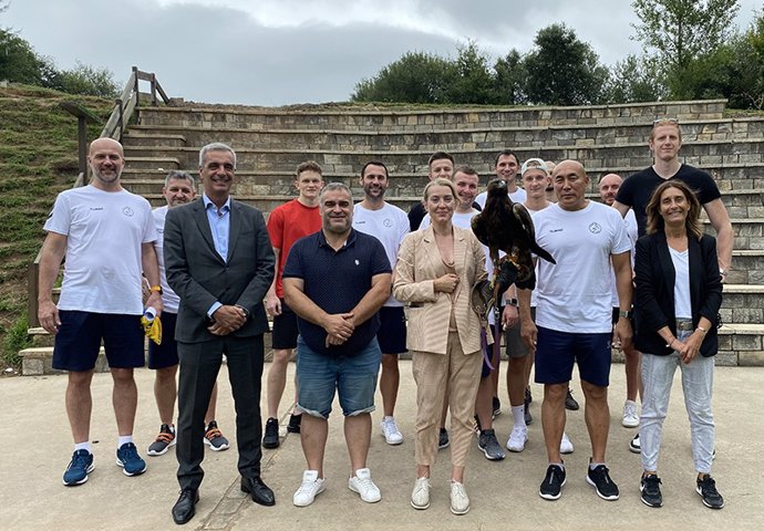 Visita Cabarceno equipo de balonmano y Eva Guillermina