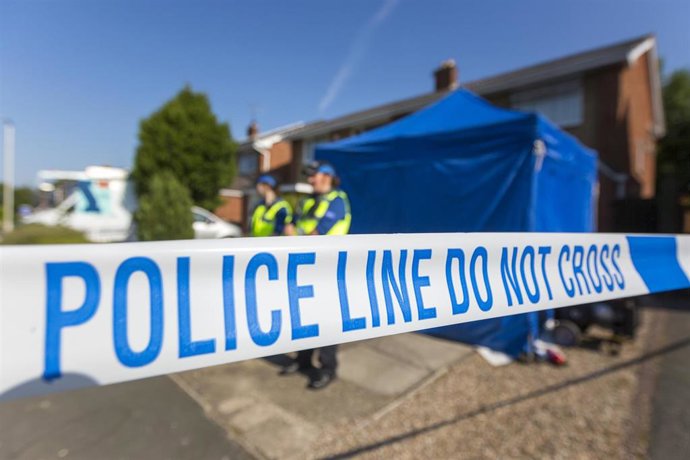 Archivo - Despliegue policial junto a la vivienda de la enfermera Lucy Letby en julio de 2018