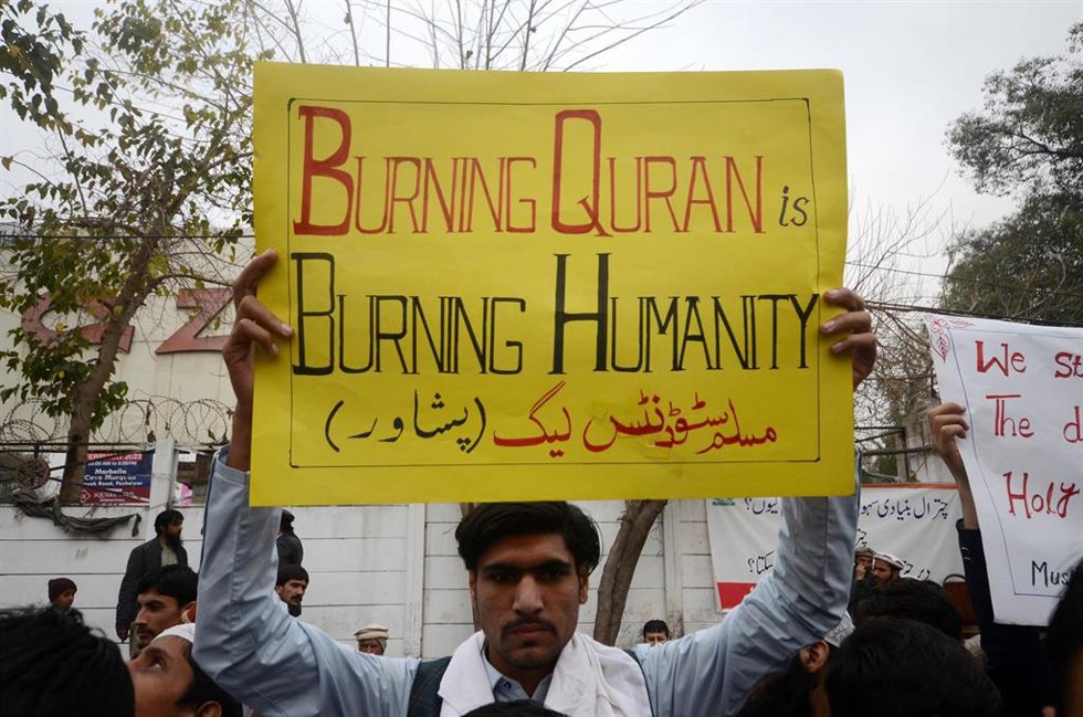 Archivo - Protesta en Peshawar (Pakistán) por la quema del Corán