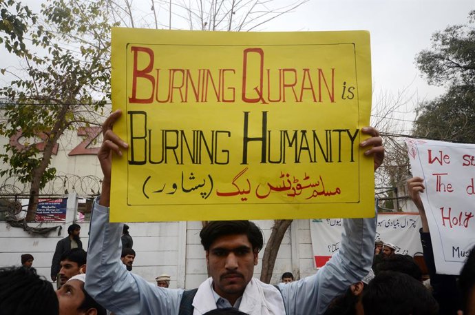 Archivo - January 29, 2023, Peshawar, Khyber Pakhtunkhwa, Pakistan: Supporters of Muslim Man's League party hold a placard reading in Urdu 'Burning of the Koran is the worst type of terrorism by Sweden' during a protest against Sweden. Pakistani Prime M