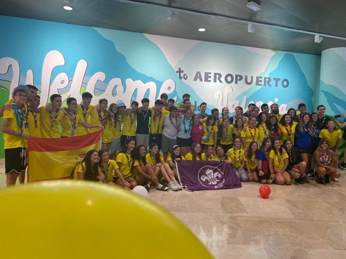 Aterrizan en el Aeropuerto de Valencia los jóvenes 'scouts' valencianos que han participado en la Jamboree de Corea del Sur, cuya zona de acampada se tuvo que desalojar por aviso de tifón