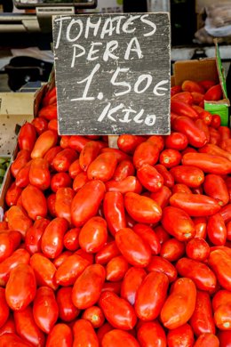 Archivo - Un puesto de hortalizas en un mercadillo al aire libre