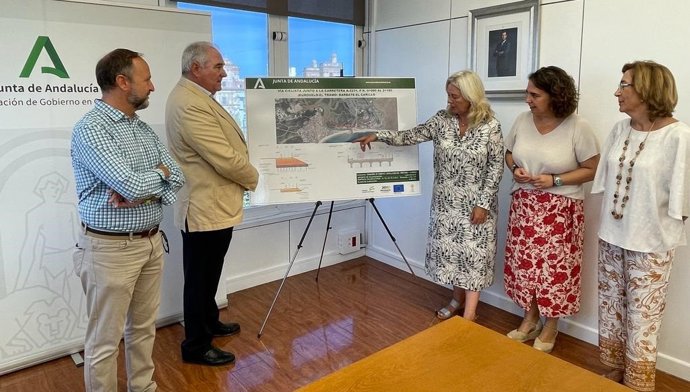 La Junta firma por 1,5 millones el contrato para ejecutar las obras de la vía ciclista entre Barbate y Zahara de los Atunes