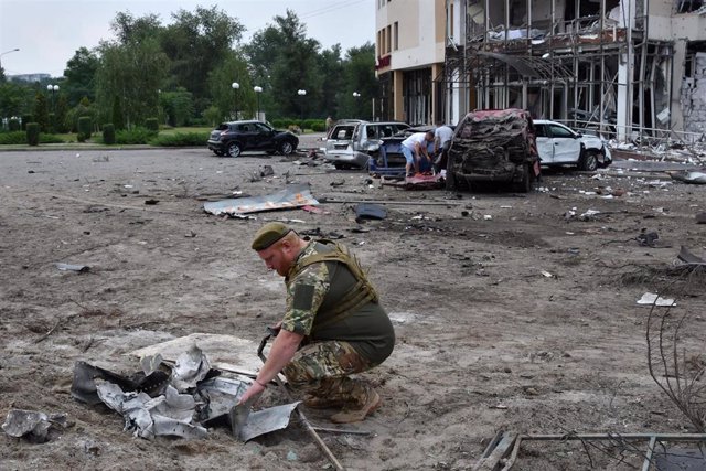 Un soldado ucraniano inspecciona los escombros de un ataque de las fuerzas rusas sobre un hotel en Zaporiyia.