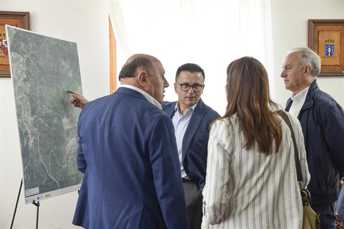 El conselleiro do Medio Rural, José González, se  reune el alcalde de Arbo, Horacio Gil.