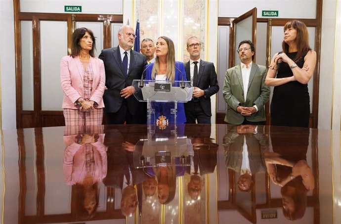 La diputada de Junts Miriam Nogueras ofrece declaraciones en el Congreso con el resto de parlamentarios de la formación independentista