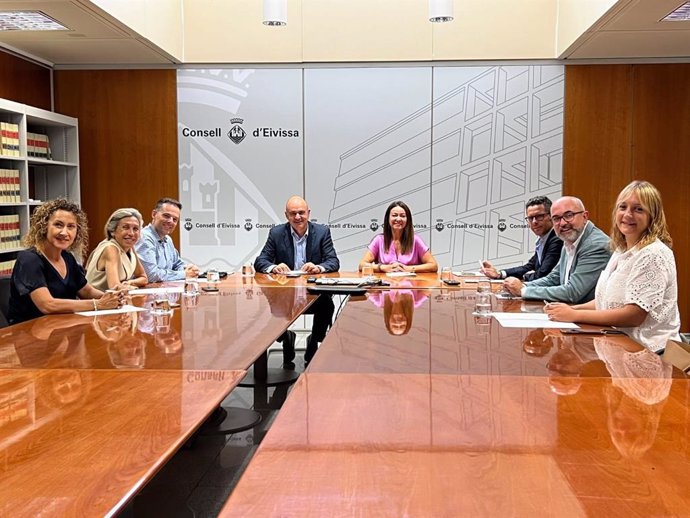 El presidente del Consell de Ibiza, Vicent Marí, y la consellera de Vivienda, Territorio y Movilidad, Marta Vidal