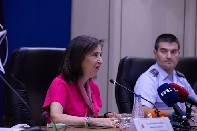 La ministra de Defensa en funciones, Margarita Robles, mantiene una conferencia con los contingentes españoles de Letonia, Turquía y Somalia.