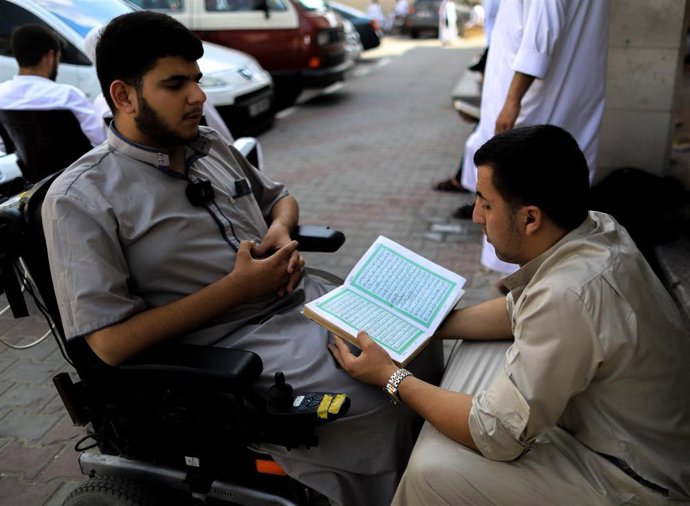 Dos musulmanes recitan el Corán en la Franja de Gaza 