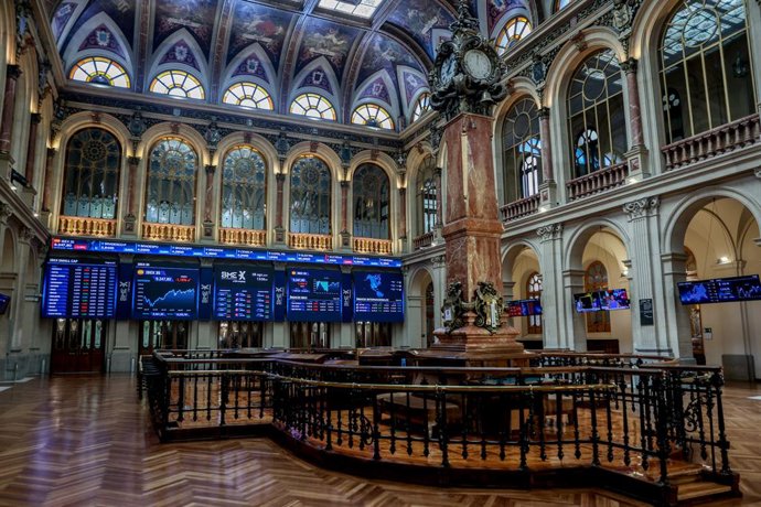 Paneles muestran los índices bursátiles en el interior del Palacio de la Bolsa, a 8 de agosto de 2023, en Madrid (España).