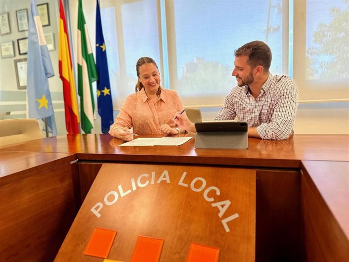 El concejal de Seguridad Ciudadana, José Luis Ponce, y la concejala de Hacienda, Rosa Ana Bravo, en la sede de la Policía Local de Fuengirola.