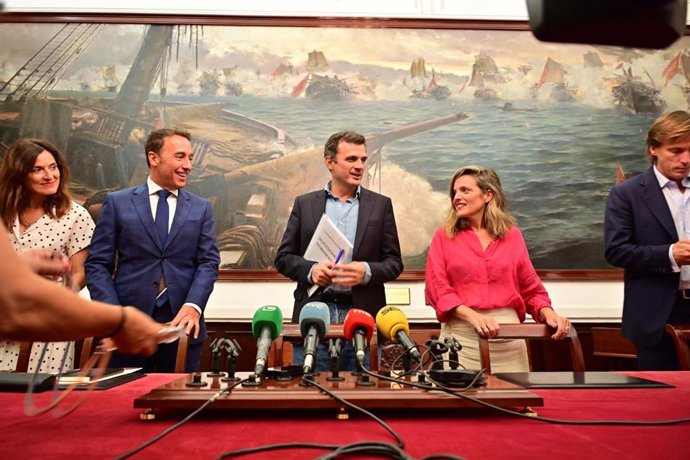 El alcalde de Cádiz, Bruno García, junto a varios de sus concejales antes de atender a los periodistas en rueda de prensa