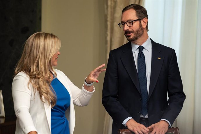 La secretaria primera del Senado, Eva Ortiz, y el vicepresidente primero de la Mesa del Senado, Javier Maroto, en la mesa de trabajo tras la Sesión Constitutiva, en el Senado, a 17 de agosto de 2023, en Madrid (España). 