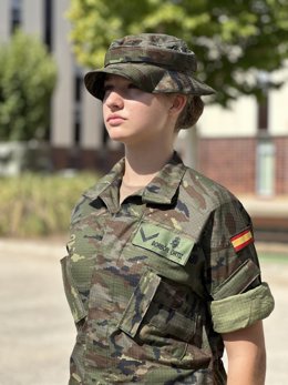 La princesa Leonor, en su primer día vestida de uniforme.