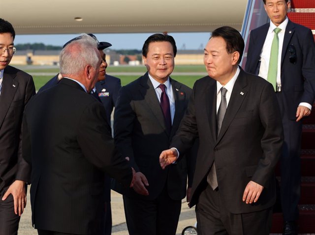18 August 2023, US, Maryland: South Korean President Yoon Suk Yeol (R) arrives at Joint Base Andrews in Maryland for a summit with US President Joe Biden and Japanese Prime Minister Fumio Kishida at the Camp David presidential retreat in Frederick County.