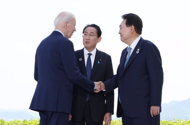 Archivo - 21 May 2023, Japan, Hiroshima: South Korean President Yoon Suk Yeol (R) speaks with US President Joe Biden (L) and Japanese Prime Minister Fumio Kishida ahead of their three-way talks in Hiroshima. Photo: -/YNA/dpa