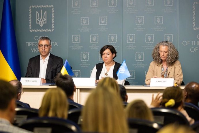 Murat Shahin, Daria Herasymchuk y Denise Brown firmando el plan para prevenir y detener las graves violaciones de los derechos del niño en Ucrania