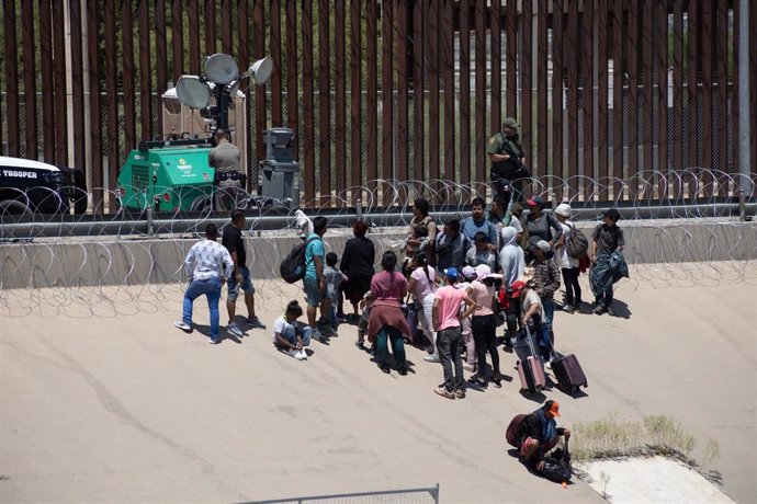 Archivo - Un grupo de migrantes pidiendo asilo en la frontera entre México y Estados Unidos